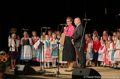 Posłanka na Sejm RP Katarzyna Osos oraz Senator Robert Dowhan przemawiają podczas Jubileuszu Lubuskiego Zespołu Pieśni i Tańca w Lubuskim Teatrze
