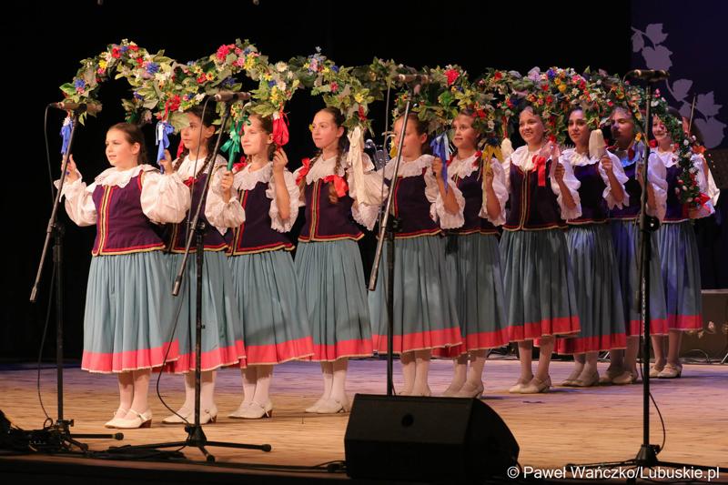 Występ Lubuskiego Zespołu Pieśni i Tańca w Lubuskim Teatrze podczas jubileuszu 70-lecia swojego istnienia