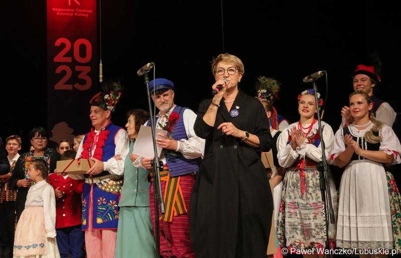 Marszałek Elżbieta Anna Polak przemawia podczas Jubileuszu Lubuskiego Zespołu Pieśni i Tańca w Lubuskim Teatrze