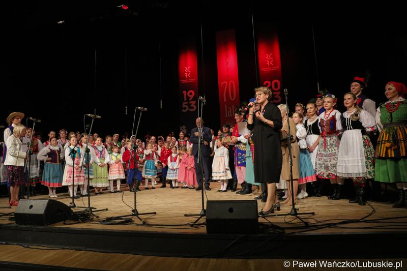 Marszałek Elżbieta Anna Polak przemawia podczas Jubileuszu Lubuskiego Zespołu Pieśni i Tańca w Lubuskim Teatrze
