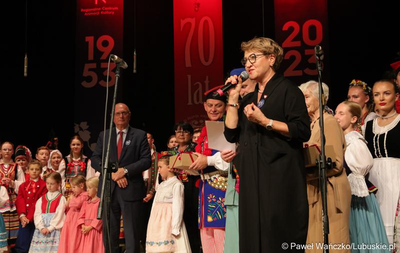 Marszałek Elżbieta Anna Polak przemawia podczas Jubileuszu Lubuskiego Zespołu Pieśni i Tańca w Lubuskim Teatrze