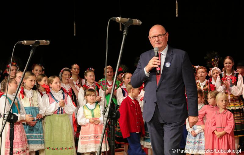 Wicemarszałek Stanisław Tomczyszyn przemawia podczas Jubileuszu Lubuskiego Zespołu Pieśni i Tańca w Lubuskim Teatrze