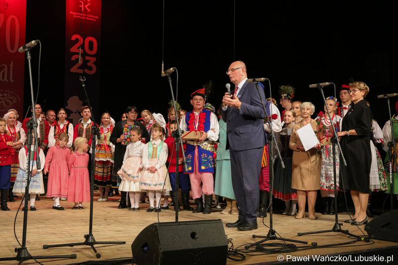 Wicemarszałek Stanisław Tomczyszyn przemawia podczas Jubileuszu Lubuskiego Zespołu Pieśni i Tańca w Lubuskim Teatrze