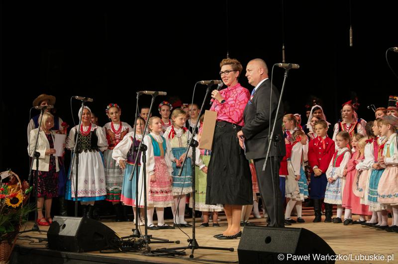 Posłanka na Sejm RP Katarzyna Osos oraz Senator Robert Dowhan przemawiają podczas Jubileuszu Lubuskiego Zespołu Pieśni i Tańca w Lubuskim Teatrze