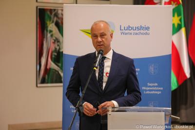 Marszałek Województwa Lubuskiego Marcin Jabłoński przemawia na Sesji Sejmiku Województwa Lubuskiego 13 października 2023 r.