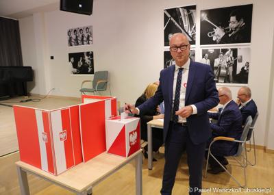 Marszałek Województwa Lubuskiego Marcin Jabłoński głosuje podczas na Sesji Sejmiku Województwa Lubuskiego 13 października 2023 r.