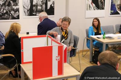 Radna Maria Jaworska głosuje podczas na Sesji Sejmiku Województwa Lubuskiego 13 października 2023 r.