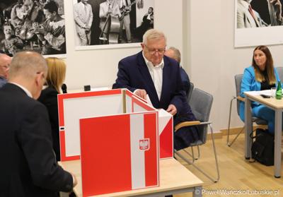 Członek Zarzadu Województwa Lubuskiego Tadeusz Jędrzejczak głosuje podczas na Sesji Sejmiku Województwa Lubuskiego 13 października 2023 r.
