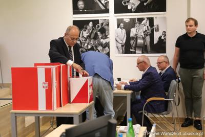 Radny Kazimierz Łatwiński głosuje podczas na Sesji Sejmiku Województwa Lubuskiego 13 października 2023 r.