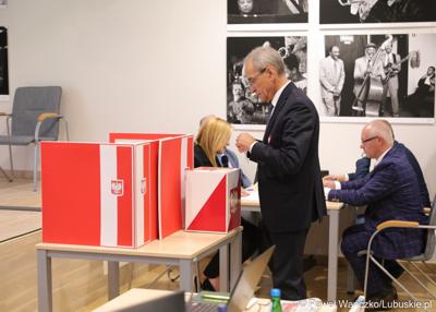 Wiceprzewodniczący Sejmiku Województwa Lubuskiego Mirosław Marcinkiewicz głosuje podczas na Sesji Sejmiku Województwa Lubuskiego 13 października 2023 r.