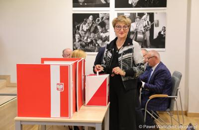 Marszałek Województwa Lubuskiego Elżbieta Anna Polak głosuje podczas na Sesji Sejmiku Województwa Lubuskiego 13 października 2023 r.