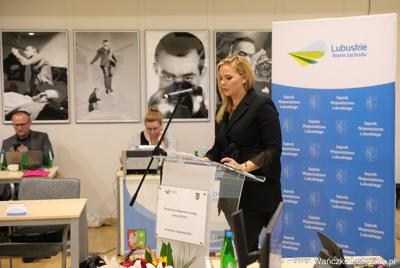 Radna Anna Synowiec odczytuje wyniki głosowania podczas na Sesji Sejmiku Województwa Lubuskiego 13 października 2023 r.