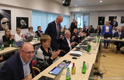Moment ogłoszenia wyniku głosowania nad powołaniem Marcina Jabłońskiego na stanowisko Marszałka Województwa Lubuskiego 