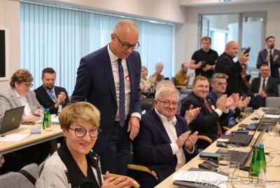 Moment ogłoszenia wyników głosowania nad powołaniem Marcina Jabłońskiego na stanowisko Marszałka Województwa Lubuskiego 