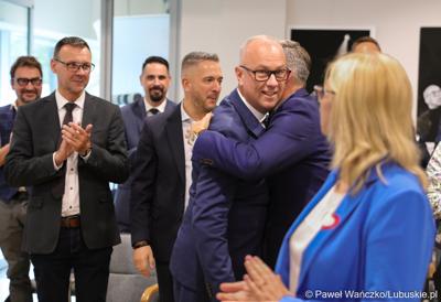 Marcin Jabłoński odbiera gratulacje po ogłoszeniu wyników głosowania nad powołaniem go na stanowisko Marszałka Województwa Lubuskiego 