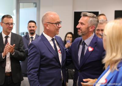 Marcin Jabłoński odbiera gratulacje po ogłoszeniu wyników głosowania nad powołaniem go na stanowisko Marszałka Województwa Lubuskiego 