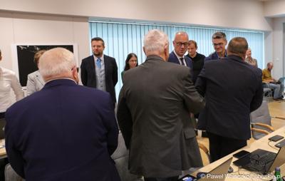 Marcin Jabłoński odbiera gratulacje po ogłoszeniu wyników głosowania nad powołaniem go na stanowisko Marszałka Województwa Lubuskiego 
