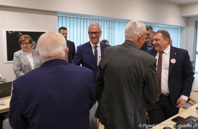 Marcin Jabłoński odbiera gratulacje po ogłoszeniu wyników głosowania nad powołaniem go na stanowisko Marszałka Województwa Lubuskiego 