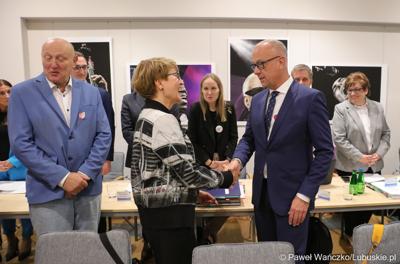 Marcin Jabłoński odbiera gratulacje po ogłoszeniu wyników głosowania nad powołaniem go na stanowisko Marszałka Województwa Lubuskiego 