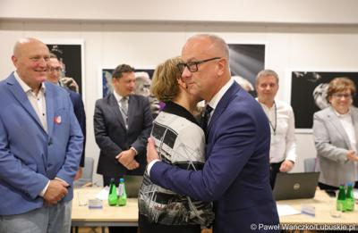 Marcin Jabłoński odbiera gratulacje po ogłoszeniu wyników głosowania nad powołaniem go na stanowisko Marszałka Województwa Lubuskiego 