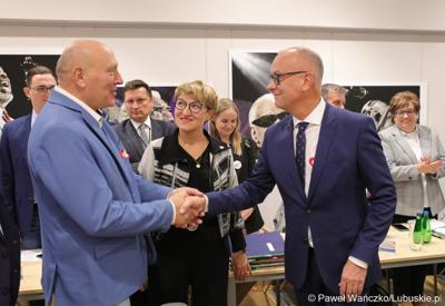 Marcin Jabłoński odbiera gratulacje po ogłoszeniu wyników głosowania nad powołaniem go na stanowisko Marszałka Województwa Lubuskiego 