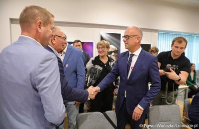 Marcin Jabłoński odbiera gratulacje po ogłoszeniu wyników głosowania nad powołaniem go na stanowisko Marszałka Województwa Lubuskiego 