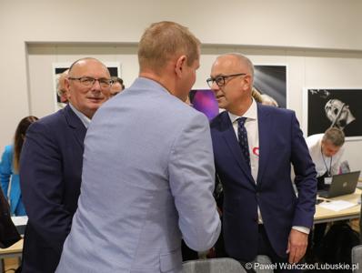Marcin Jabłoński odbiera gratulacje po ogłoszeniu wyników głosowania nad powołaniem go na stanowisko Marszałka Województwa Lubuskiego 