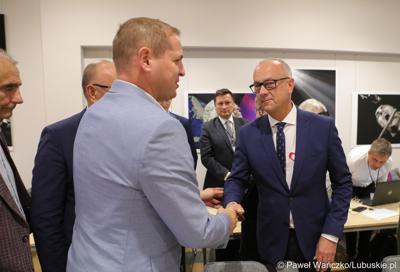 Marcin Jabłoński odbiera gratulacje po ogłoszeniu wyników głosowania nad powołaniem go na stanowisko Marszałka Województwa Lubuskiego 