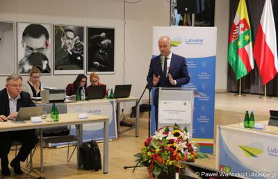 Marszałek Województwa Lubuskiego Marcin Jabłoński przemawia podczas Sesji Sejmiku Województwa Lubuskiego 13 października 2023 r. 