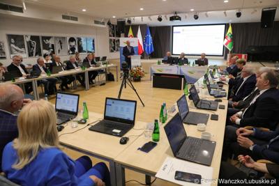 Marszałek Województwa Lubuskiego Marcin Jabłoński przemawia podczas Sesji Sejmiku Województwa Lubuskiego 13 października 2023 r. 
