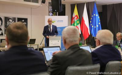 Marszałek Województwa Lubuskiego Marcin Jabłoński przemawia podczas Sesji Sejmiku Województwa Lubuskiego 13 października 2023 r. 