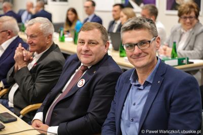 Radny wojewódzki Sebastian Ciemnoczołowski (z prawej) i nowo powołany Członek Zarządu Województwa Lubuskiego Grzegorz Potęga (obok) na Sesji Sejmiku Województwa Lubuskiego 13 października 2023 r. 