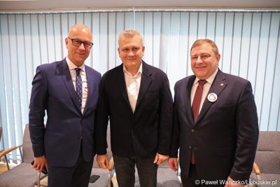 Marszałek Województwa Lubuskiego Marcin Jabłoński (z lewej) i nowo powołany Członek Zarządu Województwa Lubuskiego Grzegorz Potęga (z prawej) na zdjęciu z wicedyrektorem departamentu Infrastruktury i Komunikacji UMWL Mariusz Stokłosa 