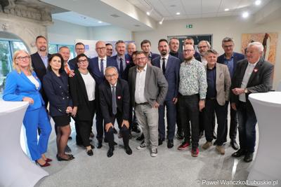 Pamiątkowe zdjęcie uczestników Sesji Sejmiku Województwa Lubuskiego 13 października 2023 r.