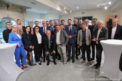 Pamiątkowe zdjęcie uczestników Sesji Sejmiku Województwa Lubuskiego 13 października 2023 r. 