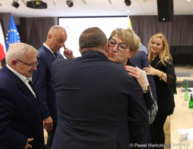 Nowo powołany Członek Zarządu Województwa Lubuskiego Grzegorz Potęga odbiera gratulacje 