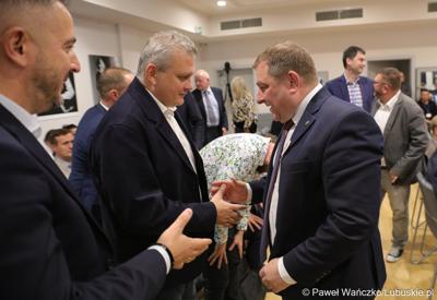 Nowo powołany Członek Zarządu Województwa Lubuskiego Grzegorz Potęga odbiera gratulacje 