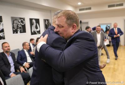 Nowo powołany Członek Zarządu Województwa Lubuskiego Grzegorz Potęga odbiera gratulacje 
