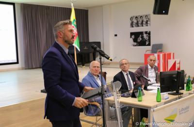 Poseł na Sejm RO Waldemar Sługocki przemawia podczas Sesji Sejmiku Województwa Lubuskiego 13 października 2023 r. 