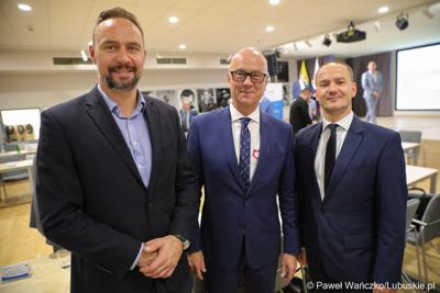 Marszałek Województwa Lubuskiego Marcin Jabłoński (w środku), zastępca dyrektora departamentu Geodezji, Gospodarki Nieruchomościami i Planowania Przestrzennego UMWL (z lewej) oraz dyr Biura Współpracy Zagranicznej UMWL Radosław Brodzik.