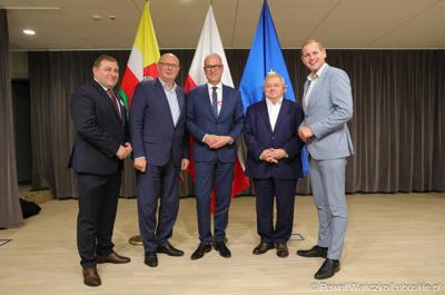 Zarząd województwa lubuskiego (od lewej): Grzegorz Potęga, Stanisław Tomczyszyn, Marcin Jabłoński, Tadeusz Jędrzejczak i Łukasz Porycki
