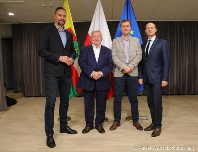 Członek Zarządu Województwa Lubuskiego Tadeusz Jędrzejczak (drugi z lewej), zastępca dyrektora departamentu Geodezji, Gospodarki Nieruchomościami i Planowania Przestrzennego UMWL (z lewej), dyr Biura Współpracy Zagranicznej i Europejskiej Współpracy Terytorialnej UMWL Radosław Brodzik (z prawej) oraz Tomasz Nesterowicz ze Biura Współpracy Zagranicznej i Europejskiej Współpracy Terytorialnej.