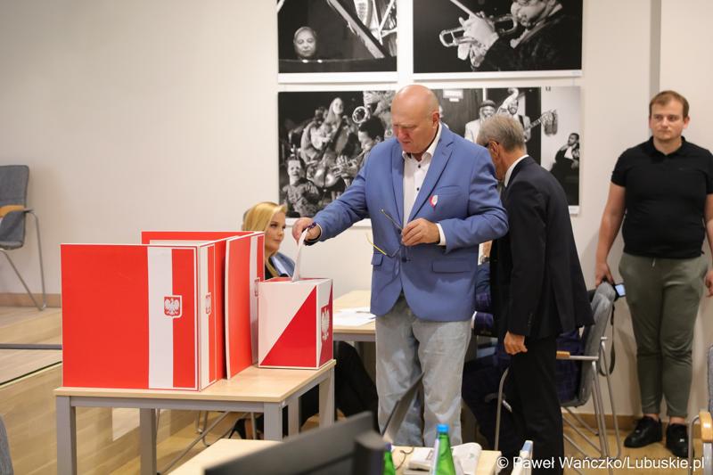 Przewodniczący Sejmiku Województwa Lubuskiego Wacław Maciuszonek głosuje podczas na Sesji Sejmiku Województwa Lubuskiego 13 października 2023 r.