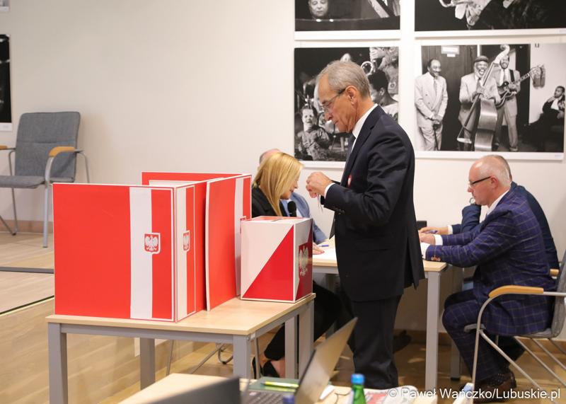 Wiceprzewodniczący Sejmiku Województwa Lubuskiego Mirosław Marcinkiewicz głosuje podczas na Sesji Sejmiku Województwa Lubuskiego 13 października 2023 r.