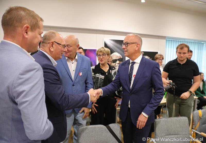 Marcin Jabłoński odbiera gratulacje po ogłoszeniu wyników głosowania nad powołaniem go na stanowisko Marszałka Województwa Lubuskiego