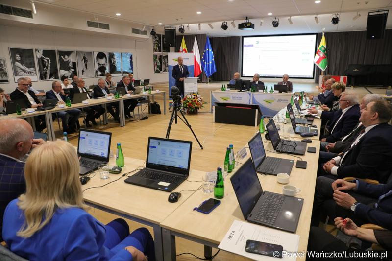 Marszałek Województwa Lubuskiego Marcin Jabłoński przemawia podczas Sesji Sejmiku Województwa Lubuskiego 13 października 2023 r.