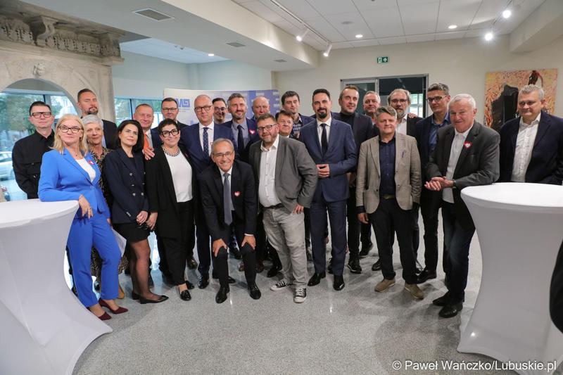 Pamiątkowe zdjęcie uczestników Sesji Sejmiku Województwa Lubuskiego 13 października 2023 r.