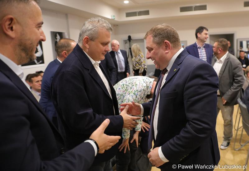 Nowo powołany Członek Zarządu Województwa Lubuskiego Grzegorz Potęga odbiera gratulacje