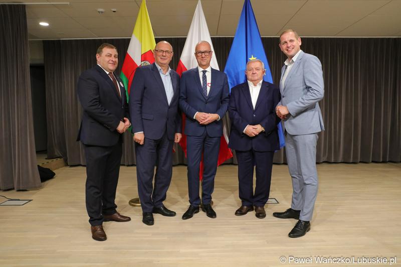 Zarząd województwa lubuskiego (od lewej): Grzegorz Potęga, Stanisław Tomczyszyn, Marcin Jabłoński, Tadeusz Jędrzejczak i Łukasz Porycki