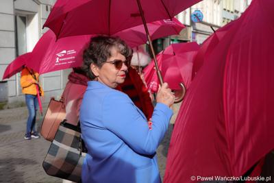 Uczestniczka Różowego Marszu w Zielonej Górze